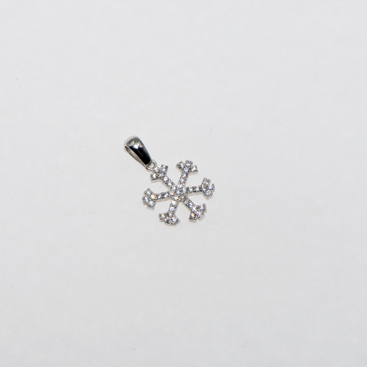 Eleganter Schneeflockenanhänger, verziert mit runden weißen Zirkonsteinen. 925er Sterling Silber. Sie werden Ihren Schmuck, den Sie gerne tragen werden, nie mehr bei sich lassen wollen.&nbsp;