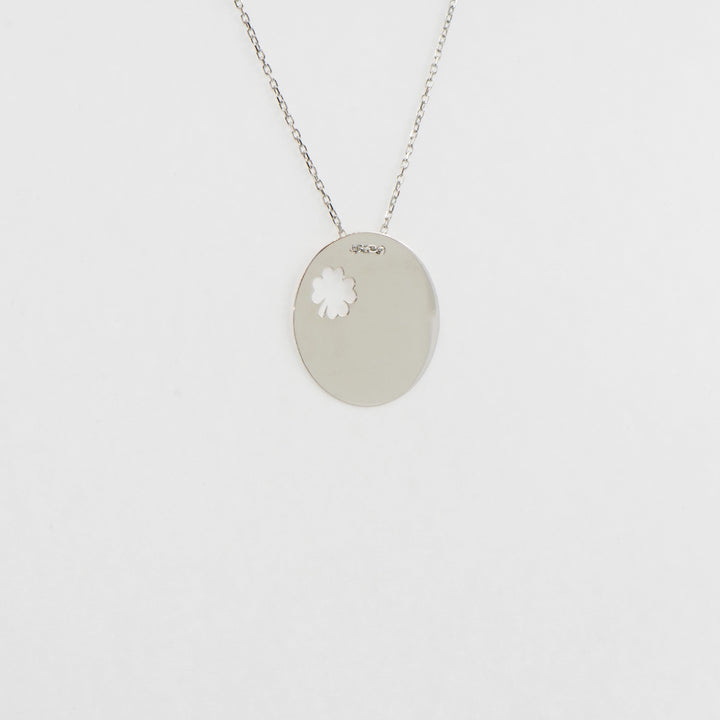 Dieses stilvolle 925 Silber Collier mit rundem Anhänger besticht durch einen Glücksklee-Ausschnitt, der als Symbol für Glück und Hoffnung steht.