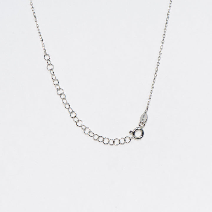 Collier mit Sonnensymbol-Anhänger und weißen Zirkonsteinen aus 925er Silber. Verstellbare Kette für maximalen Tragekomfort – ideal für den täglichen Gebrauch.