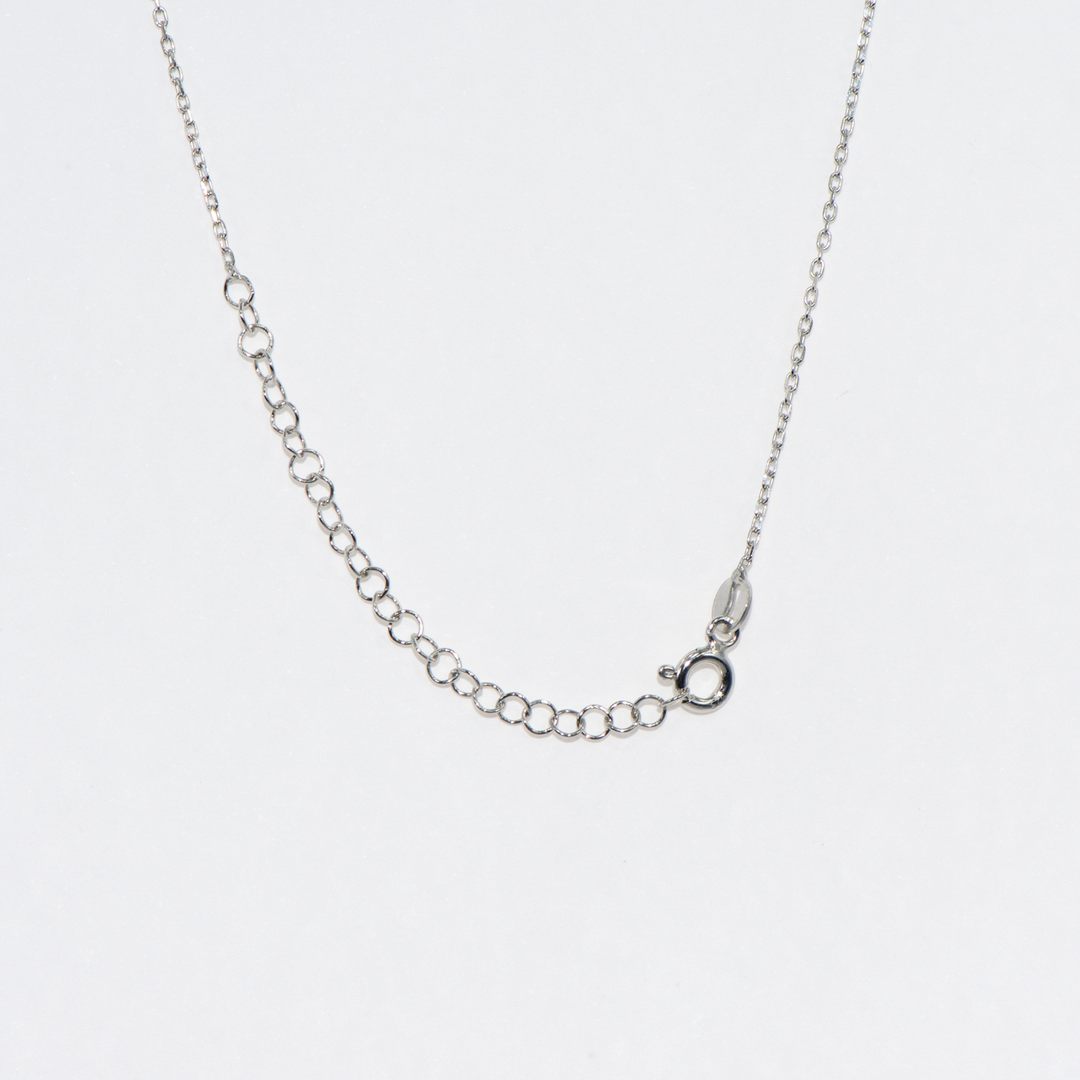 Elegantes Collier aus 925er Silber mit weißen Zirkonsteinen und verstellbarer Kette – perfekt für jeden Anlass.