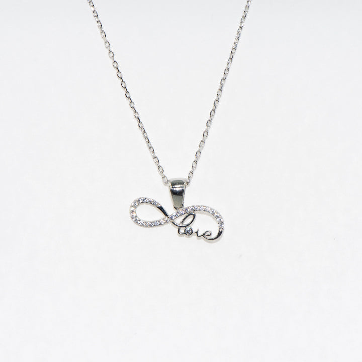 Elegantes Silber Collier mit Unendlichkeitssymbol und Zirkonsteinen. 925er Sterlingsilber – die perfekte Geschenkidee für besondere Anlässe, jetzt in der Schweiz verfügbar.