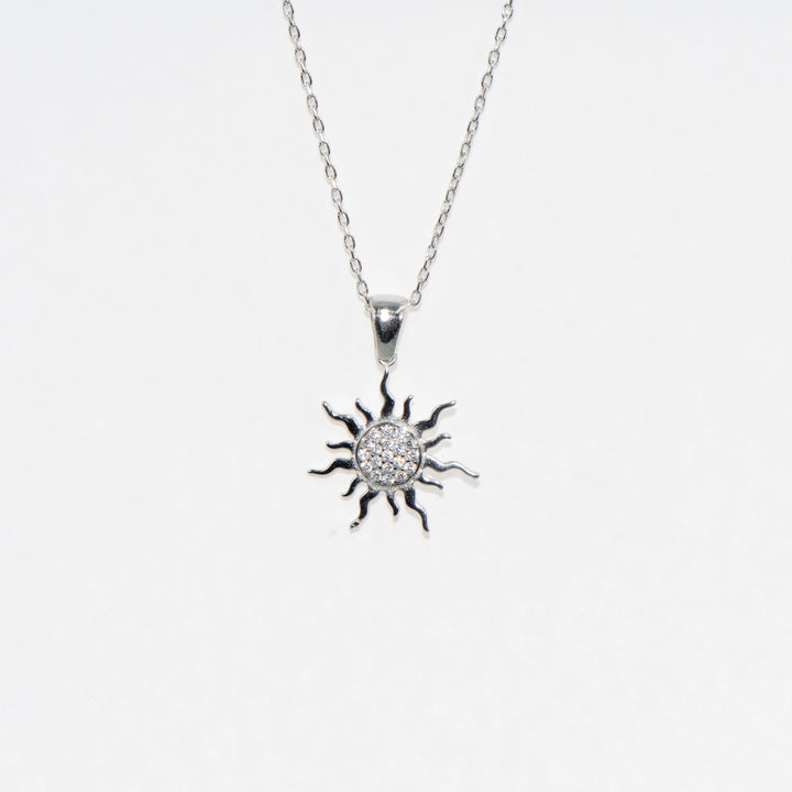 Collier mit Sonnensymbol-Anhänger und weißen Zirkonsteinen aus 925er Silber. Verstellbare Kette für maximalen Tragekomfort – ideal für den täglichen Gebrauch.