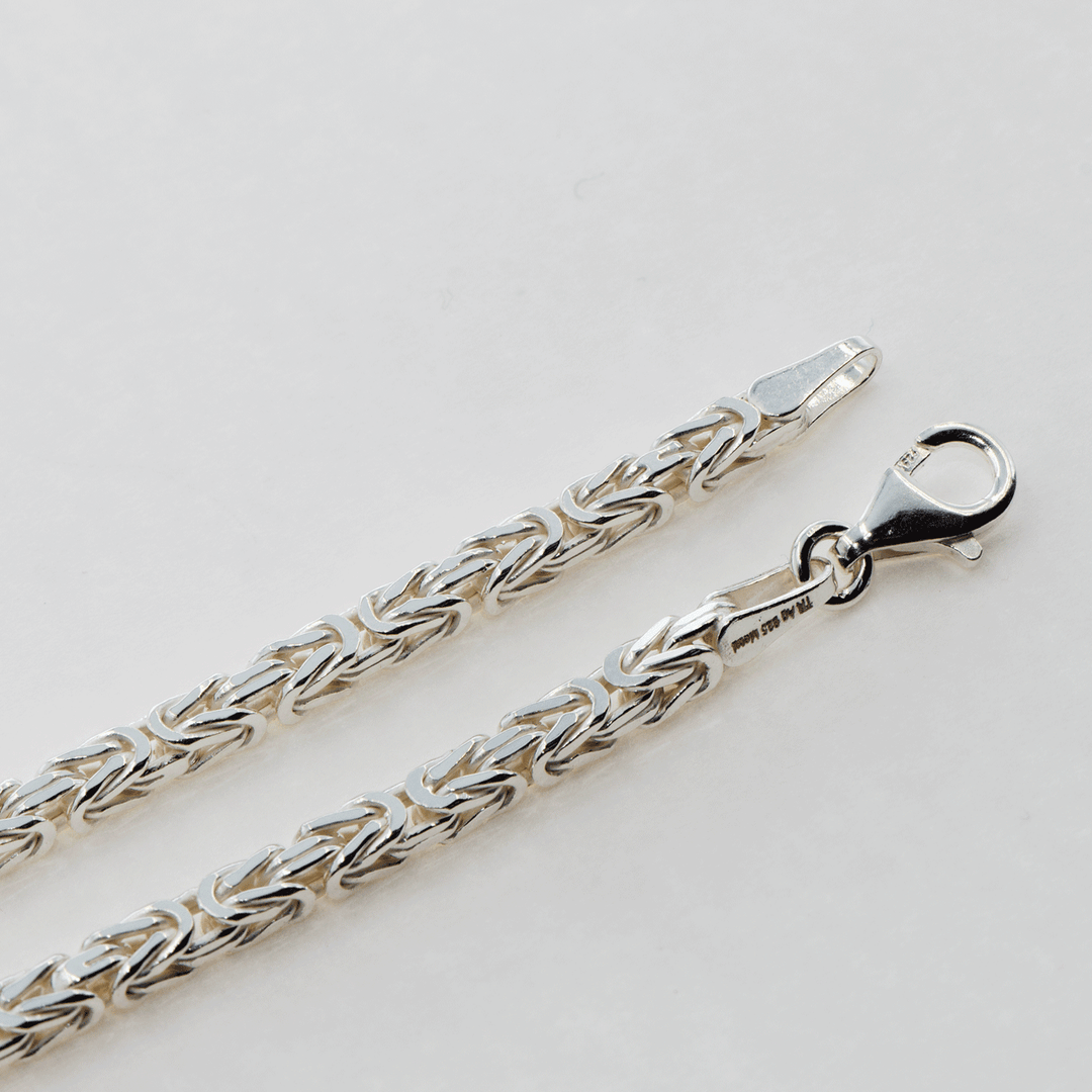 Entdecken Sie die klassische Königskette bei SchmuckTime, gefertigt aus echtem 925 Sterlingsilber. Diese elegante Silberkette ist zeitlos und bleibt immer im Trend. Ideal für Damen, Herren, und Jungen, bietet unsere Königskette eine stilvolle Ergänzung für jedes Outfit. Sie ist auch eine perfekte Geschenkidee für Ihre Liebsten und Freunde. Verleihen Sie Ihrem Look das gewisse Etwas mit unserer langlebigen und hochwertigen Königskette.