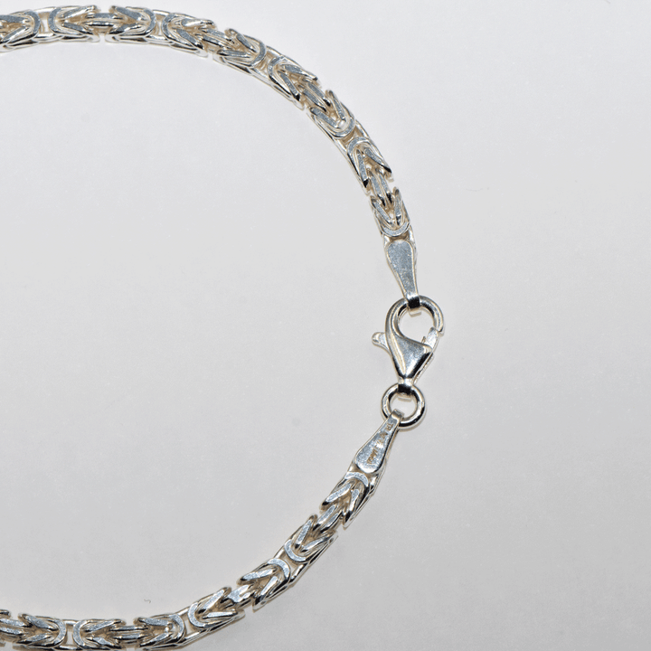 2,7 mm großes Königskettenarmband aus 925er Sterlingsilber. Dieses perfekt gestaltete Armband, das gerne und jederzeit getragen wird, sollten Sie unbedingt in Ihrem Schmuckkästchen aufbewahren. Lassen Sie sich von ihm auf Ihren schönsten Reisen begleiten. Es ist auch ein perfektes Reisegeschenk für Ihre Lieben.