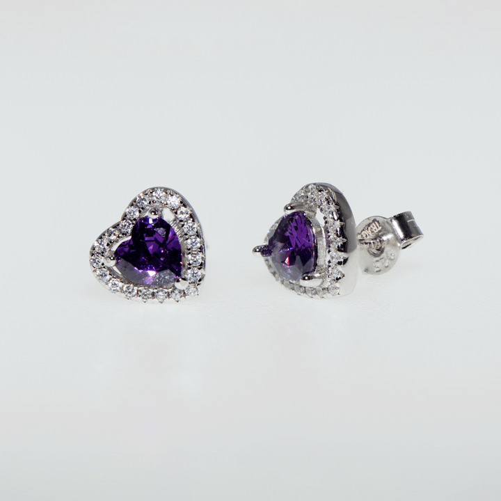 Tragen Sie jetzt den schillernden Glanz der violetten Farbe. Lassen Sie sich von den Farben des Frühlings begleiten. Der Herzsymbol-Ohrring aus 925er Sterlingsilber ist mit winzigen weißen Zirkonsteinen umgeben. Mit einer perfekten Geschenkidee können Sie Ihren Liebsten eine Freude machen.