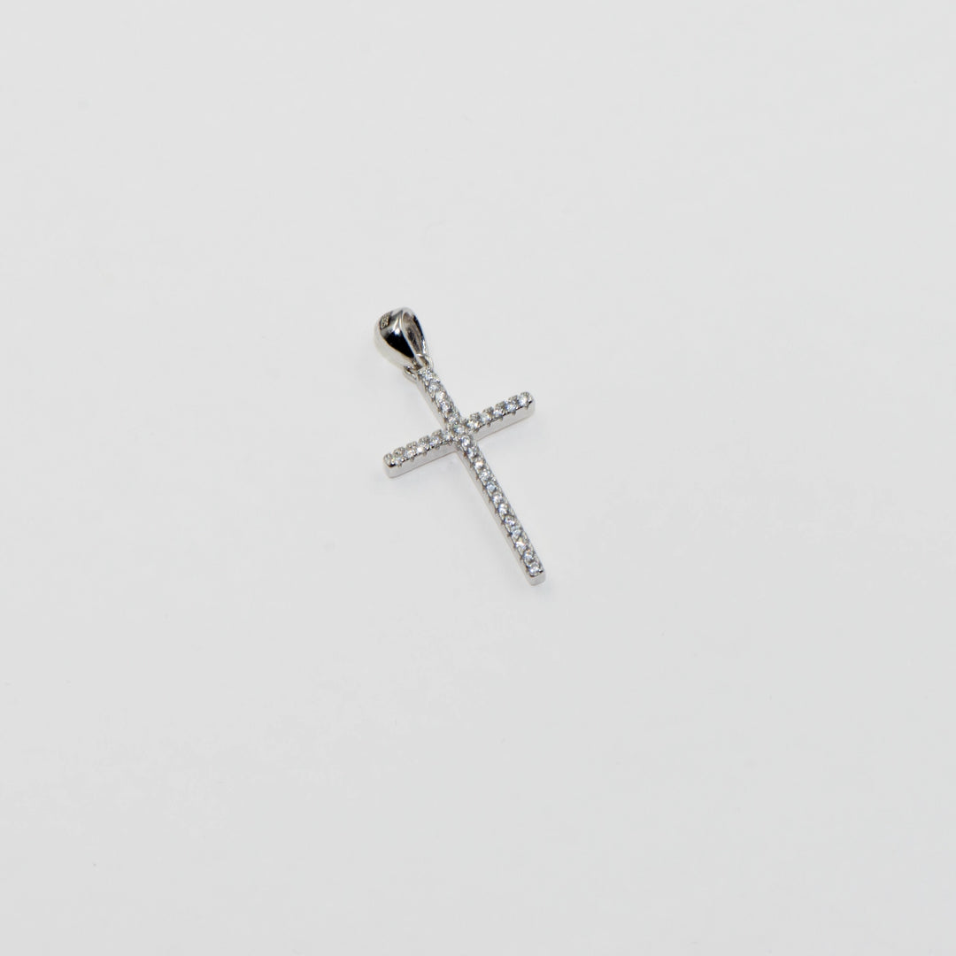 Dieser filigrane 925 Silber Kreuz Anhänger ist mit zarten weißen Zirkonia-Steinen besetzt, die ihm einen dezenten, aber edlen Glanz verleihen. 