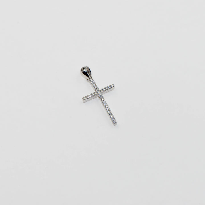 Dieser filigrane 925 Silber Kreuz Anhänger ist mit zarten weißen Zirkonia-Steinen besetzt, die ihm einen dezenten, aber edlen Glanz verleihen. 