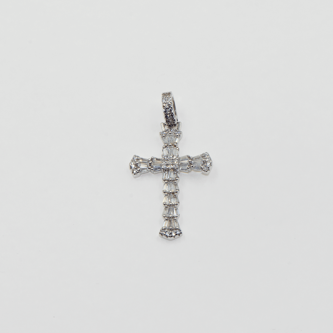 Dieser elegante 925 Silber Kreuz Anhänger besticht durch seine edle Verarbeitung und ist mit funkelnden weißen Zirkonia-Steinen verziert. Das stilvolle Design macht diesen Silberanhänger zu einem zeitlosen Schmuckstück, das durch seine Schlichtheit und Raffinesse überzeugt