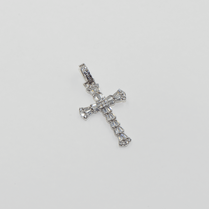 Dieser elegante 925 Silber Kreuz Anhänger besticht durch seine edle Verarbeitung und ist mit funkelnden weißen Zirkonia-Steinen verziert. Das stilvolle Design macht diesen Silberanhänger zu einem zeitlosen Schmuckstück, das durch seine Schlichtheit und Raffinesse überzeugt