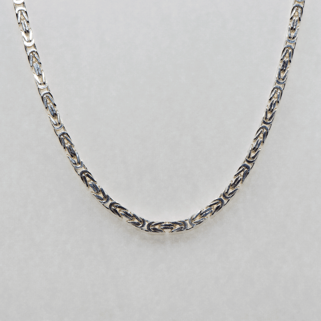 Entdecken Sie die klassische Königskette bei SchmuckTime, gefertigt aus echtem 925 Sterlingsilber. Diese elegante Silberkette ist zeitlos und bleibt immer im Trend. Ideal für Damen, Herren, und Jungen, bietet unsere Königskette eine stilvolle Ergänzung für jedes Outfit. Sie ist auch eine perfekte Geschenkidee für Ihre Liebsten und Freunde. Verleihen Sie Ihrem Look das gewisse Etwas mit unserer langlebigen und hochwertigen Königskette.